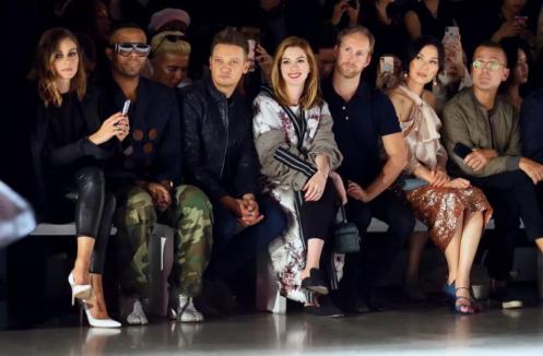 纽约时装周上国际巨星们参与波司登大秀并为品牌点赞