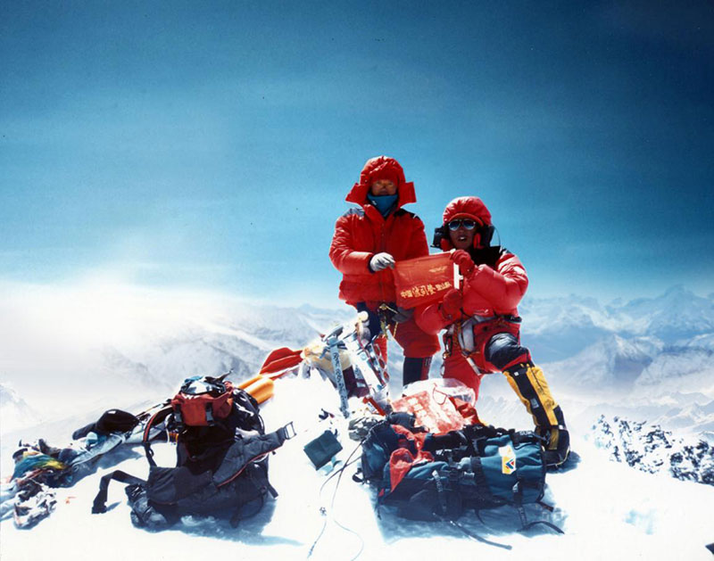 1998年中国登山队穿波司登登顶珠穆朗玛峰图