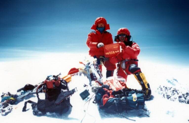 波司登随科考队到南北极、登顶 珠穆朗玛峰